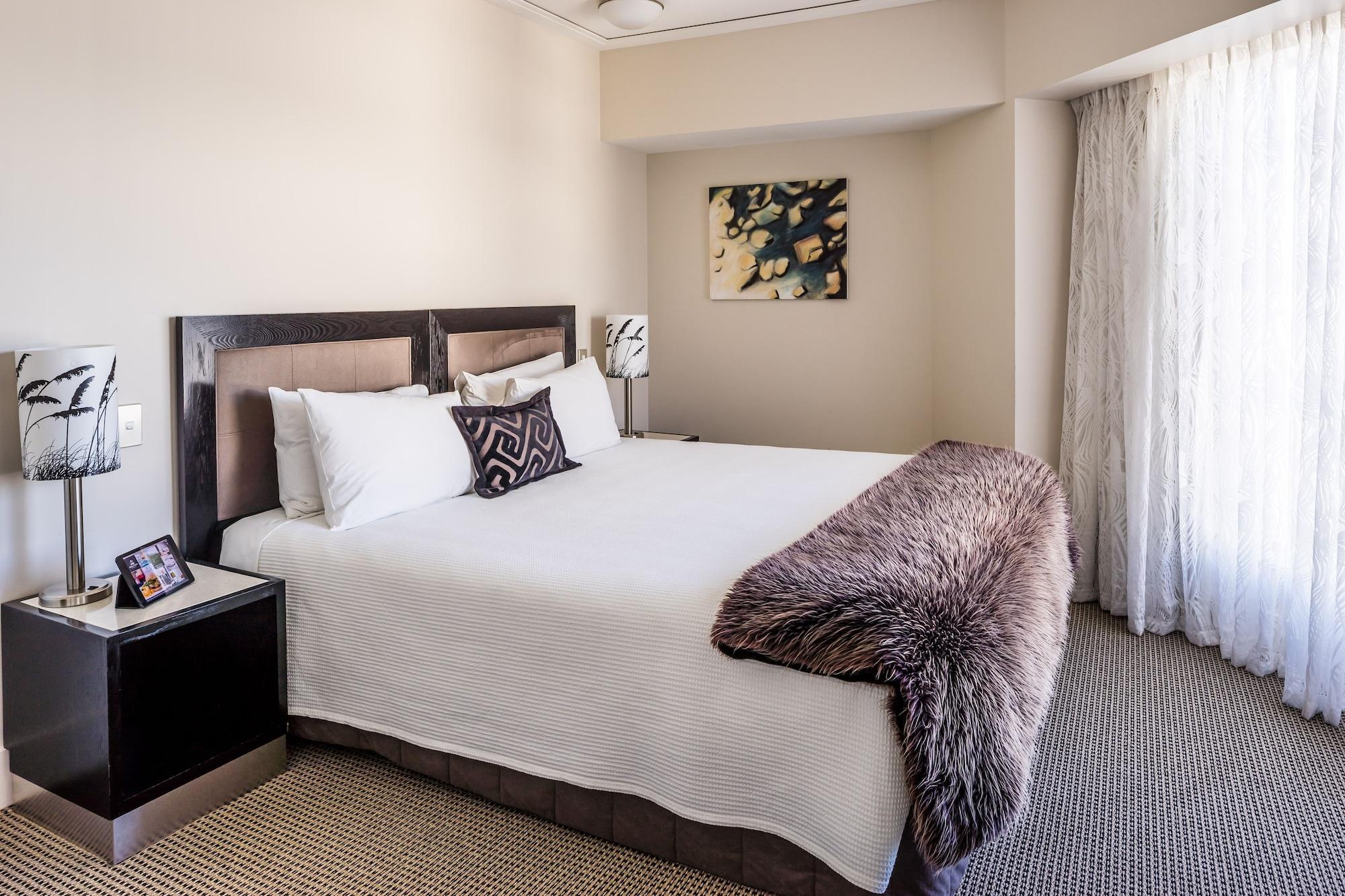 โบลตันโฮเต็ล Hotel เวลลิงตัน ภายนอก รูปภาพ A bedroom at the Hilton Johannesburg