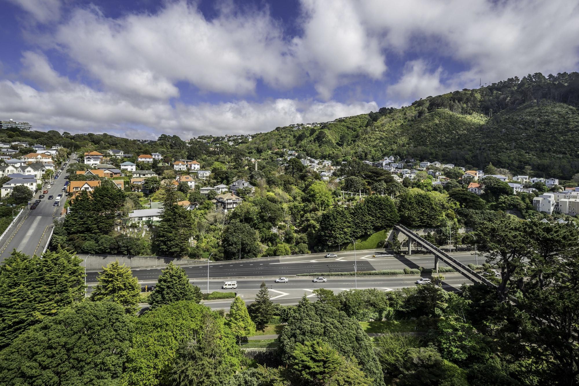 โบลตันโฮเต็ล Hotel เวลลิงตัน ภายนอก รูปภาพ View of the suburb from the west