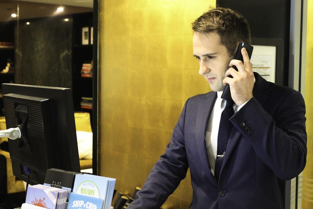 โบลตันโฮเต็ล Hotel เวลลิงตัน ภายนอก รูปภาพ A hotel concierge