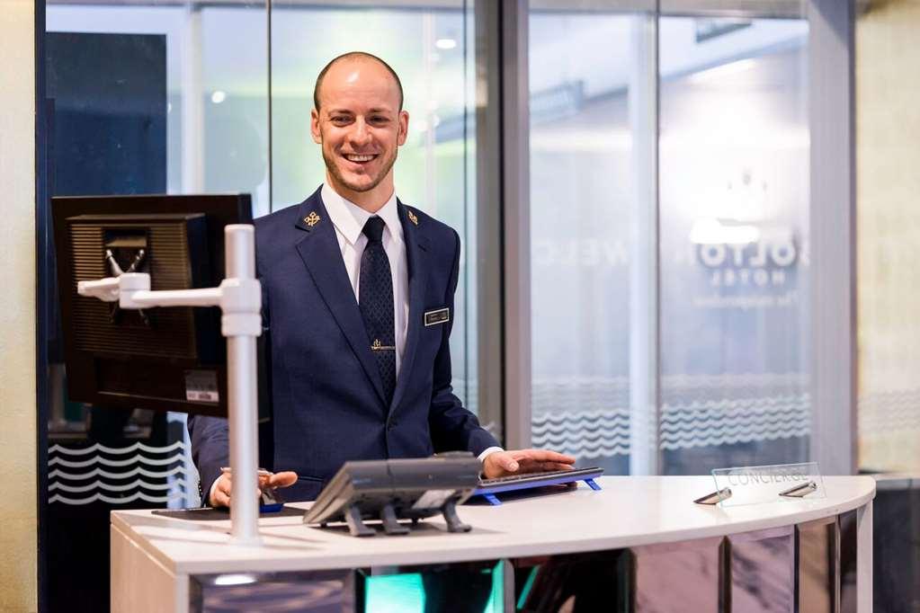 โบลตันโฮเต็ล Hotel เวลลิงตัน ภายใน รูปภาพ A hotel concierge