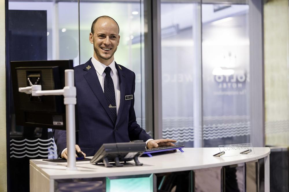 โบลตันโฮเต็ล Hotel เวลลิงตัน ภายนอก รูปภาพ A hotel concierge