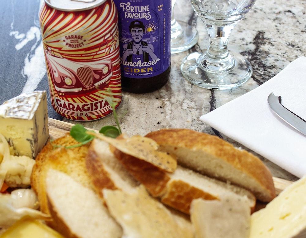โบลตันโฮเต็ล Hotel เวลลิงตัน ภายนอก รูปภาพ A cheese board with a can of Carachia