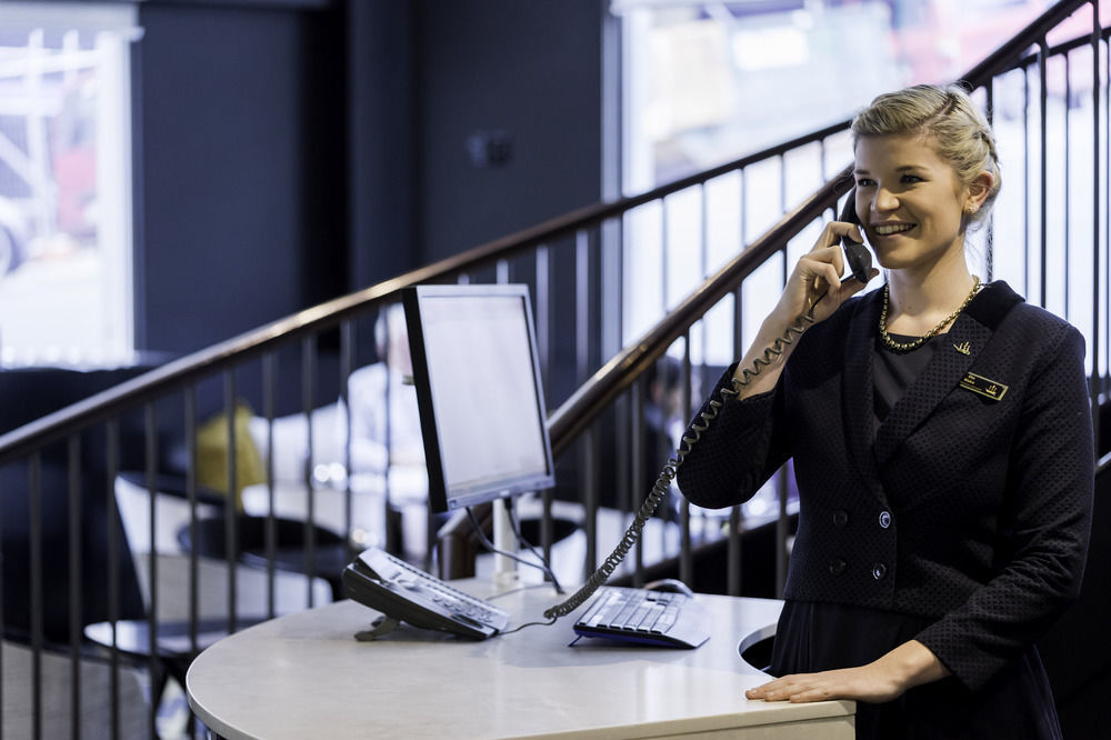 โบลตันโฮเต็ล Hotel เวลลิงตัน ภายนอก รูปภาพ A receptionist at work